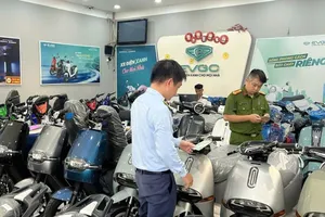 Cơ quan chức năng kiểm tra cửa hàng xe điện giả nhãn hiệu. Ảnh: DMS