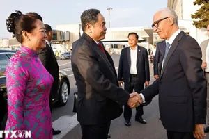 Chủ tịch Hạ viện Vương quốc Maroc Rachid Talbi Alami đón Chủ tịch Quốc hội Trần Thanh Mẫn và Phu nhân tại Sân bay Sale Rabat. Ảnh: Doãn Tấn/TTXVN
