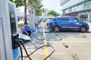 Một trạm sạc ô tô điện trên địa bàn quận Gò Vấp (TPHCM). Ảnh: ĐỨC TRUNG