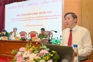 GS-TS Lê Văn Lợi, Phó Giám đốc Học viện Chính trị quốc gia Hồ Chí Minh phát biểu đề dẫn hội thảo