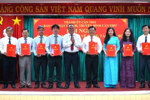 Đồng chí Nguyễn Ngọc Tâm, Ủy viên Ban Thường vụ, Trưởng Ban Tuyên giáo và Dân vận Thành ủy TP Cần Thơ trao quyết định cho các đồng chí trong Ban Biên tập