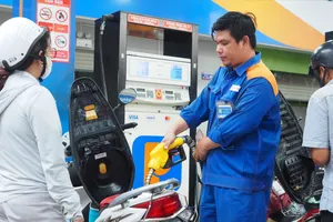 Khách đổ xăng E10 tại một cửa hàng Petrolimex thuộc phường Chợ Quán chiều tối 30-7. Ảnh: HOÀNG HÙNG