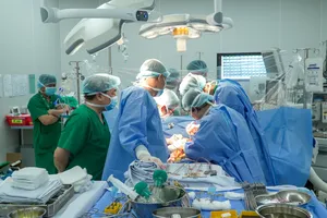 Các bác sĩ đang ghép gan cho bệnh nhân