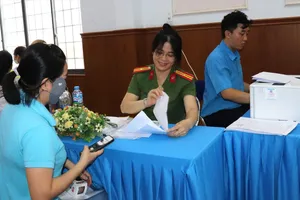 Cán bộ Phòng Cảnh sát Quản lý hành chính về trật tự xã hội, Công an TPHCM tiếp nhận hồ sơ đổi mộc dấu của công đoàn cơ sở