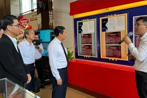 Các đồng chí lãnh đạo, đại biểu tham quan trưng bày chuyên đề “25 năm Giải thưởng Tôn Đức Thắng”.
