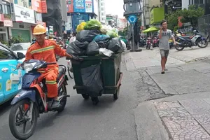 Đơn vị thu gom rác tại đường Nguyễn Trãi, phường Cầu Ông Lãnh, TPHCM. Ảnh: MINH HẢI