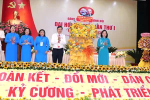 Đồng chí Trương Thị Bích Hạnh, Ủy viên Ban Thường vụ Thành ủy, Phó Chủ tịch Thường trực Ủy ban MTTQ Việt Nam TPHCM tặng hoa của Thành ủy - HĐND - UBND - Ủy ban MTTQ Việt Nam TPHCM đến đại hội