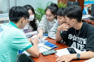 Thí sinh tìm hiểu thông tin tuyển sinh tại Trường ĐH Công thương TPHCM