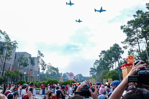 Biên đội trực thăng bay qua Quảng trường Ba Đình, Hà Nội lần thứ nhất trong khuôn khổ cuộc tổng hợp luyện, 8 giờ ngày 24-8 