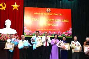 Phường Vũng Tàu tổ chức trao Huy hiệu Đảng đợt 2-9 cho 112 đảng viên