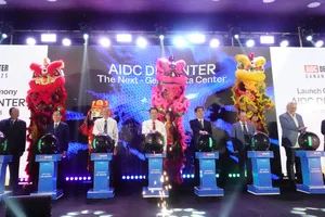 Các đại biểu thực hiện nghi thức khởi động dự án. Ảnh: XUÂN QUỲNH