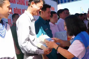 Đồng chí Đinh Thị Thanh Thủy, Phó Trưởng ban Tuyên giáo và Dân vận Thành ủy TPHCM tặng quà cho quân dân đặc khu Thổ Châu