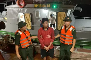 Bắt giữ đối tượng Ngô Văn Thả (ở giữa) đưa về Đồn Biên phòng Côn Đảo phục vụ điều tra