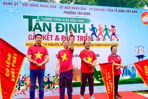 Ông Dương Anh Đức, Trưởng Ban Tuyên giáo và Dân vận Thành ủy TPHCM tham dự chương trình đi bộ đồng hành gây Quỹ “Vì người nghèo”, với chủ đề “Tân Định gắn kết và phát triển”