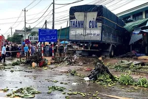 Hiện trường vụ tai nạn giao thông nghiêm trọng ở tỉnh Quảng Trị