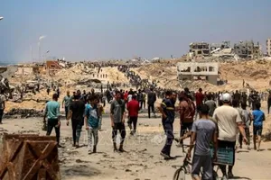 Người dân Palestine tại khu vực Sudaniya, phía Bắc thành phố Gaza, ngày 12-6-2025. Ảnh: TTXVN