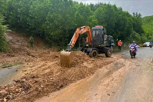 Nước dâng cao, tràn vào tận hiên nhà các hộ dân đường Mẹ Suốt. Ảnh: PHẠM NGA