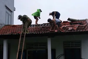 Sóng biển dữ dội và mưa lớn tại tỉnh Nghệ An. Ảnh: DUY CƯỜNG