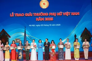 Trao Giải thưởng Phụ nữ Việt Nam năm 2025 cho 12 cá nhân xuất sắc. Ảnh: VIẾT CHUNG