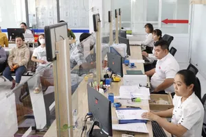 Công chức trung tâm phục vụ hành chính công tiếp nhận thủ tục hành chính của người dân