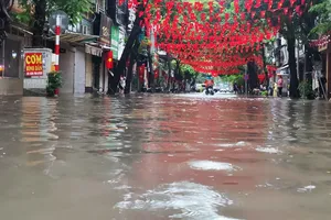 Mưa lớn ngày 30-9 khiến nhiều tuyến đường ở Hà Nội bị ngập lụt nghiêm trọng