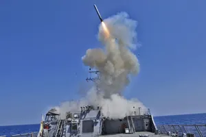 Tên lửa hành trình Tomahawk được phóng từ tàu khu trục USS Barry của Mỹ trên Địa Trung Hải. Ảnh: AFP/TTXVN