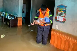 Công an Hà Nội lội nước, đi từng nhà hỗ trợ người dân xã Trung Giã