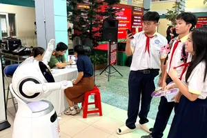 Học sinh phường Phú Nhuận tương tác với Robot thông minh