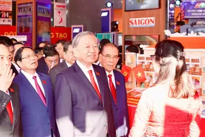 Tổng Bí thư Tô Lâm tham quan triển lãm tại Đại hội đại biểu Đảng bộ TPHCM lần thứ I