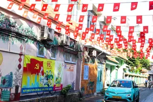 Sắc cờ hoa rộn ràng mừng Đại hội đại biểu Đảng bộ TPHCM lần thứ I, nhiệm kỳ 2025-2030. Ảnh: CẨM TUYẾT