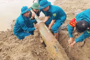 Quả bom được phát hiện dọc bờ sông Lam sau mưa lũ