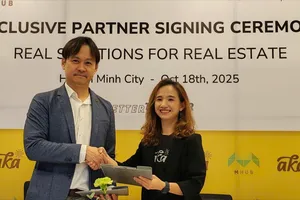 Đại diện hai công ty ký kết hợp tác.