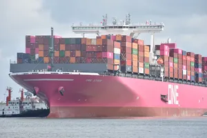 Tàu mẹ trên 200 tấn vào luồng Vũng Tàu - Thị Vải