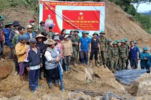 Quảng Ngãi: Hơn 2.000 người dân cùng khắc phục sạt lở 