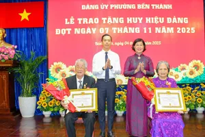 Lãnh đạo phường Bến Thành trao tặng Huy hiệu 60 năm tuổi Đảng cho các đảng viên