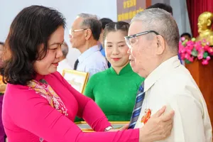 Phường Tân Thuận (TPHCM) trao Huy hiệu Đảng đến 27 đảng viên