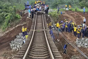 Cơ bản khôi phục đoạn đường sắt bị lũ làm trôi nền, treo ray hơn 9m 