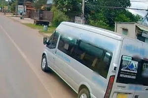 Xe khách chạy không đúng làn đường trên Quốc lộ 13