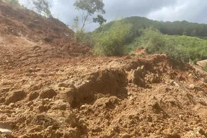 Quảng Ngãi: Sau tiếng nổ lớn, đường vào làng du lịch bị vùi lấp 