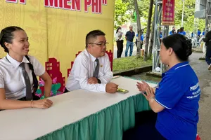 Công nhân phường Đông Hòa hào hứng "hỏi chuyện" luật pháp 