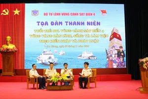 Đoàn viên, thanh niên Vùng Cảnh sát biển 4 tham gia tọa đàm. Ảnh: NAM KHÔI