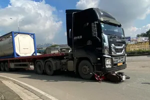 Xe máy va chạm xe đầu kéo, hai người tử vong tại chỗ
