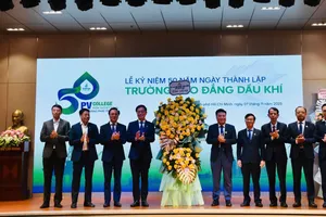 Đại diện Tập đoàn Công nghiệp Năng lượng Quốc gia Việt Nam tặng hoa chúc mừng Trường Cao đẳng Dầu khí nhân kỷ niệm 50 năm ngày thành lập