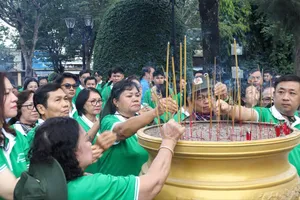 Gia đình Việt và sinh viên Lào, Campuchia dâng hương tưởng niệm Anh hùng liệt sĩ Võ Thị Sáu