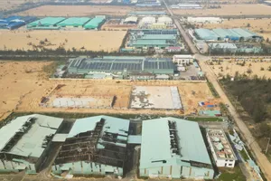 Nhiều kho xưởng, nhà máy ở Khu kinh tế Nhơn Hội bị bão xới tung