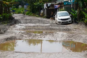 Đường vào ấp Xóm Gốc, xã Long Thành, tỉnh Đồng Nai hư hỏng nghiêm trọng