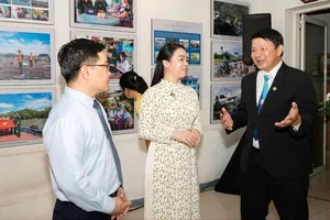 Các đại biểu, khách mời tham quan triển lãm. Ảnh: QUỐC THANH