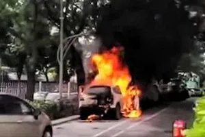 Xe ô tô 5 chỗ cháy rụi ở khu Thảo Điền