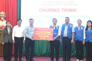 Đồng chí Nguyễn Phước Lộc và đoàn công tác của TPHCM trao 5 tỷ đồng để tỉnh Tuyên Quang khắc phục thiệt hại do bão lũ