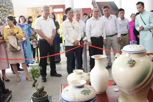 "Gốm sứ Nam bộ qua các thời kỳ": Đặc sắc của một vùng đất 